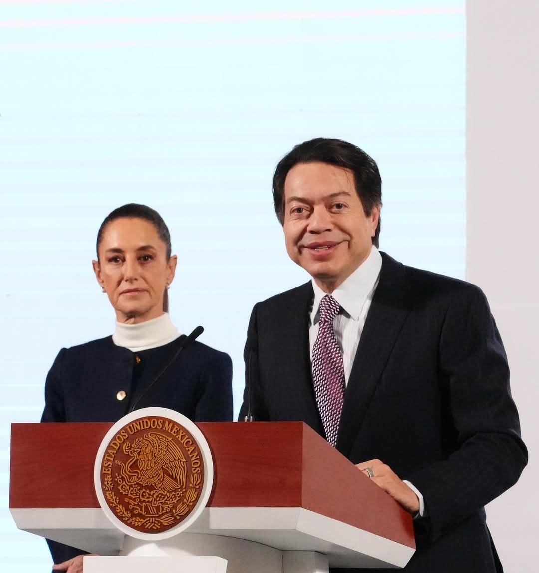 mario_delgado's tweet photo. Junto a la subsecretaria de Educación Media Superior, Tania Rodríguez Mora, en la #MañaneraDelPueblo que encabeza nuestra presidenta, @Claudiashein, presentamos el Plan Integral del Sistema Nacional de Bachillerato de La Nueva Escuela Mexicana.

Este programa se implementará en 59 municipios de 30 estados, con una inversión de más de 2 mil 700 millones de pesos.

Con el objetivo de fortalecer el sistema que tenemos, la calidad de los planes y programas de estudio, impulsar la formación docente y fomentar la capacidad creativa y, por supuesto, el cuidado de las y los estudiantes.

De igual manera, se busca invertir en la construcción de 20 nuevos planteles y en la creación de 200 mil nuevos lugares en Educación Media Superior para que más jóvenes puedan ejercer su derecho a la educación.

A través de La Escuela Es Nuestra, se fomentará la participación cercana de madres y padres de familia en las escuelas. De esta manera, junto a la comunidad educativa y a las y los estudiantes, podrán decidir a qué y cómo se destinarán los recursos que se asignen a su preparatoria.

Por último, vamos a trabajar para mejorar las condiciones de las y los maestros, porque en esta transformación del bachillerato nacional de La Nueva Escuela Mexicana son fundamentales. Tendremos diálogos permanentes y estrechos para escucharles.
