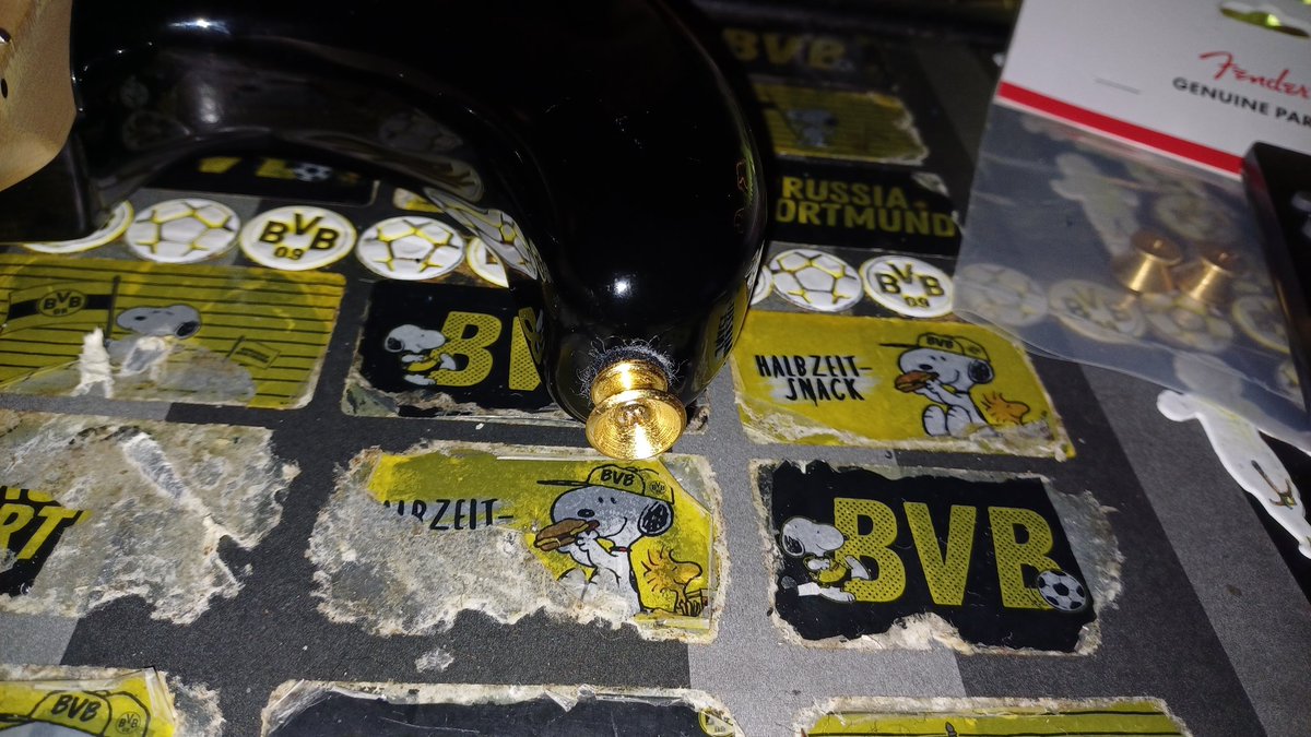 BastianDriller's tweet photo. #BVB 
#fender 
#stratocaster 
#upgrade 
@HexeHanna8 @back_andy_09 
@SchroderDemila @ReneBvb1909 
🌟🖤💛🖤🌟 19:09 Uhr 
👇🏻Hier hatte ich 
👇🏻den #oberen #Gurtknopf 
👇🏻ausgetauscht 🔩🪛
👇🏻Den #silbernen 
👇🏻hatte ich #abgeschraubt 🪛
👇🏻&amp; den #goldenen 🌟🤌🏻😍🥰
👇🏻 #angeschraubt 🔩🪛😀 https://t.co/49TcFFU4uN