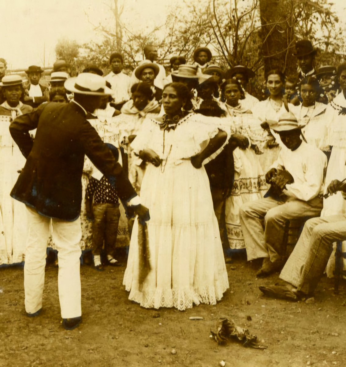 PaViejaEscuela's tweet photo. Una mujer negra empollerada en algún evento bailable del Panamá de 1890. https://t.co/rbVwbwcWM7