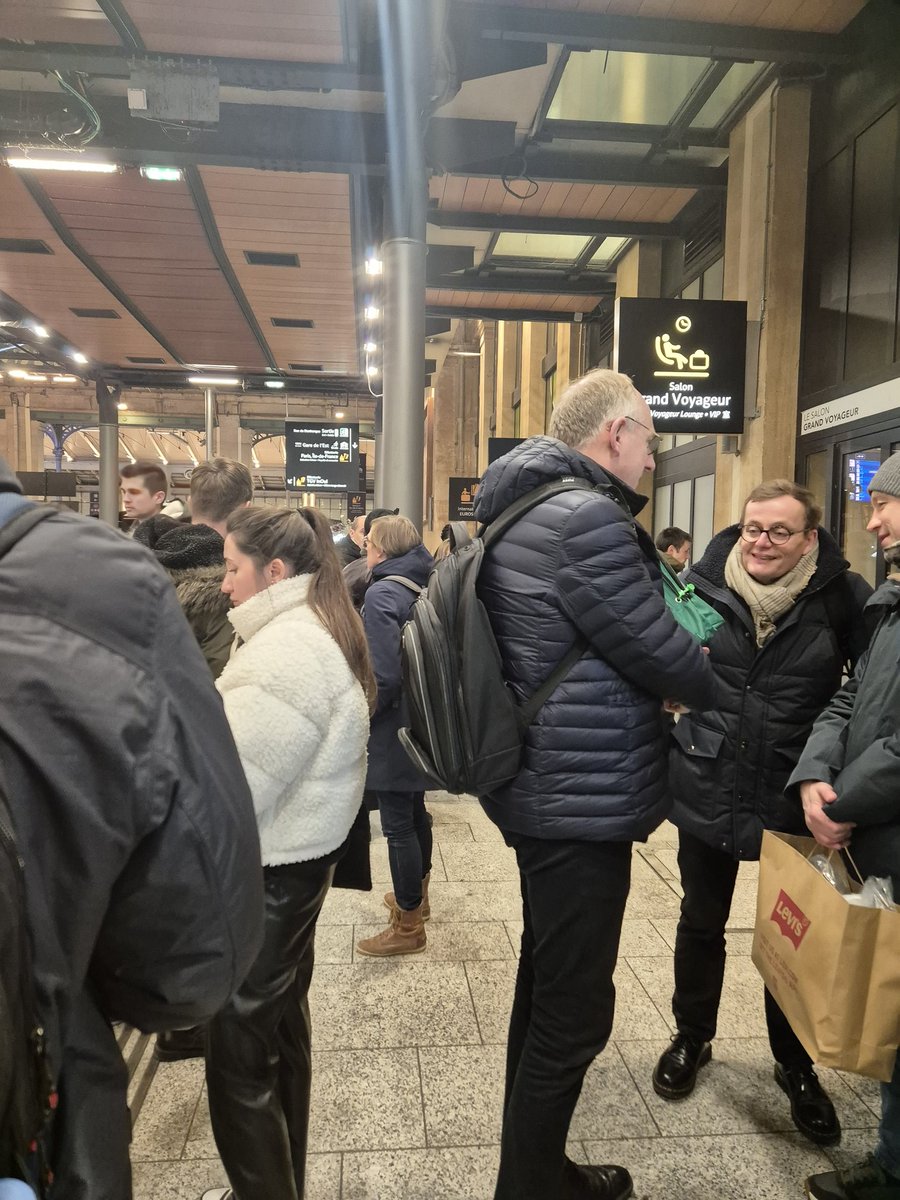 2025, semaine 2 sur le #Paris #Lille 
+4h de retard cumulés sur 3 trajets  
+200% d'attente pour accéder au salon grand voyageur 
+5min de wifi correct en moyenne par trajet 
= +4% d'augmentation sur l'abonnement qui coûte déjà 646€ par mois
On fait quoi <a href="/SNCFVoyageurs/">SNCF Voyageurs</a>??