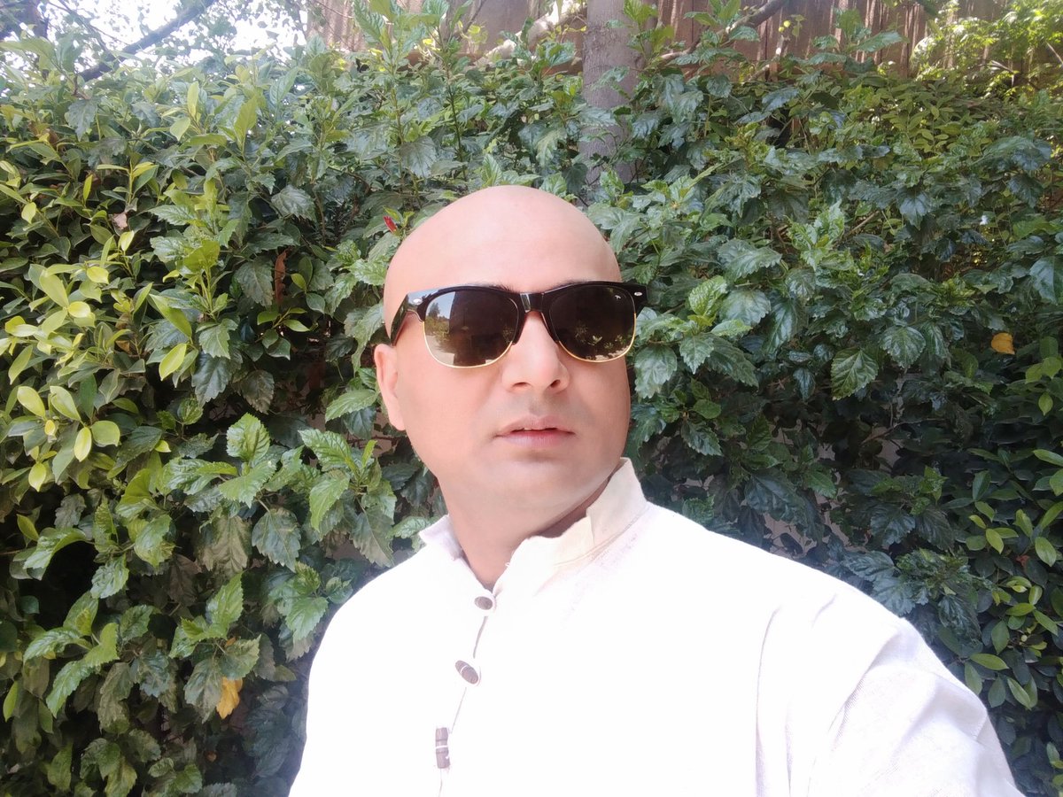 thakuramit28's tweet photo. हाल मीठे फलों का मत पुछो 
हर वक्त चाकू के नीचे रहता है https://t.co/O04e3a3KgB
