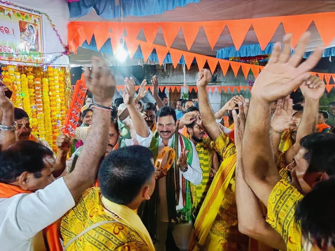 MKYTRS's tweet photo. పటాన్చెరు డివిజన్ పరిధిలోని బండ్లగూడ భూపాల్ రెడ్డి కాలనీలో ఒరిస్సా రాష్ట్రానికి చెందిన వారు నిర్వహించిన నిసిప్రహరీ మహా మంత్ర భజన కార్యక్రమంలో ముఖ్య అతిథిగా పాల్గొన్న పటాన్చెరు కార్పోరేటర్ మెట్టు కుమార్ యాదవ్..... @KCRBRSPresident @BRSHarish
@KTRBRS
@RaoKavitha  @CommissionrGHMC https://t.co/SNR61GjyZm