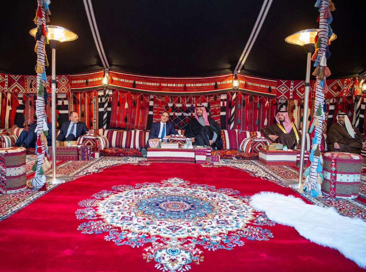 سمو سيدي #ولي_العهد يستقبل في المخيم الشتوي في #العلا دولة رئيس الوزراء في الجمهورية الهيلينية "اليونان".
#رئيس_وزراء_اليونان_في_العلا