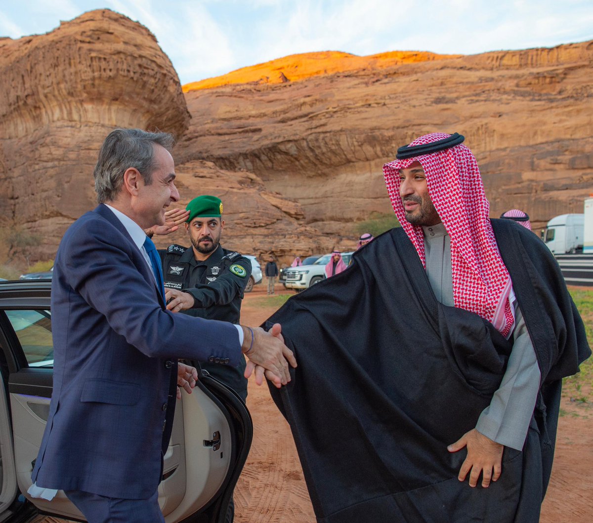 Bandaralgaloud's tweet photo. سمو سيدي #ولي_العهد يستقبل في المخيم الشتوي في #العلا دولة رئيس الوزراء في الجمهورية الهيلينية "اليونان".
#رئيس_وزراء_اليونان_في_العلا https://t.co/NdSP5ob18f