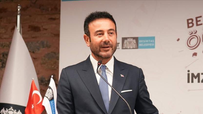 Demokrasi ve halkın iradesi bir kez daha büyük bir sınavdan geçiyor. Daha önce defalarca kez deneyimlediğimiz itibarsızlaştırma ve baskı politikaları, bu sabah bir kez daha kendini gösterdi.

Beşiktaş Belediye Başkanımız Rıza Akpolat, hasta babasını ziyaret etmek üzere baba