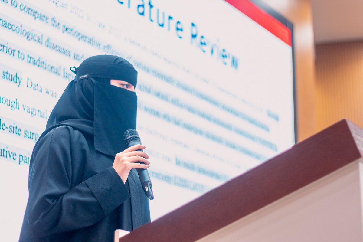 بحضور عميد كلية الطب د. بسام عواري، ووكيلة الكلية للبحث العلمي والابتكار د. دلال بوبشيت، اختُتِمَ برنامج #مدرسة_تباحث4 بمشاركة ٥٠ طالبًا وطالبة ضمن ٩ مجموعات، ونتج عنه ١٤ مقترحًا بحثيًا، عُرض أفضل ٣ منها في الحفل الختامي. نأمل نشرها في مجلات علمية مرموقة لخدمة الطب والمجتمع! ✨