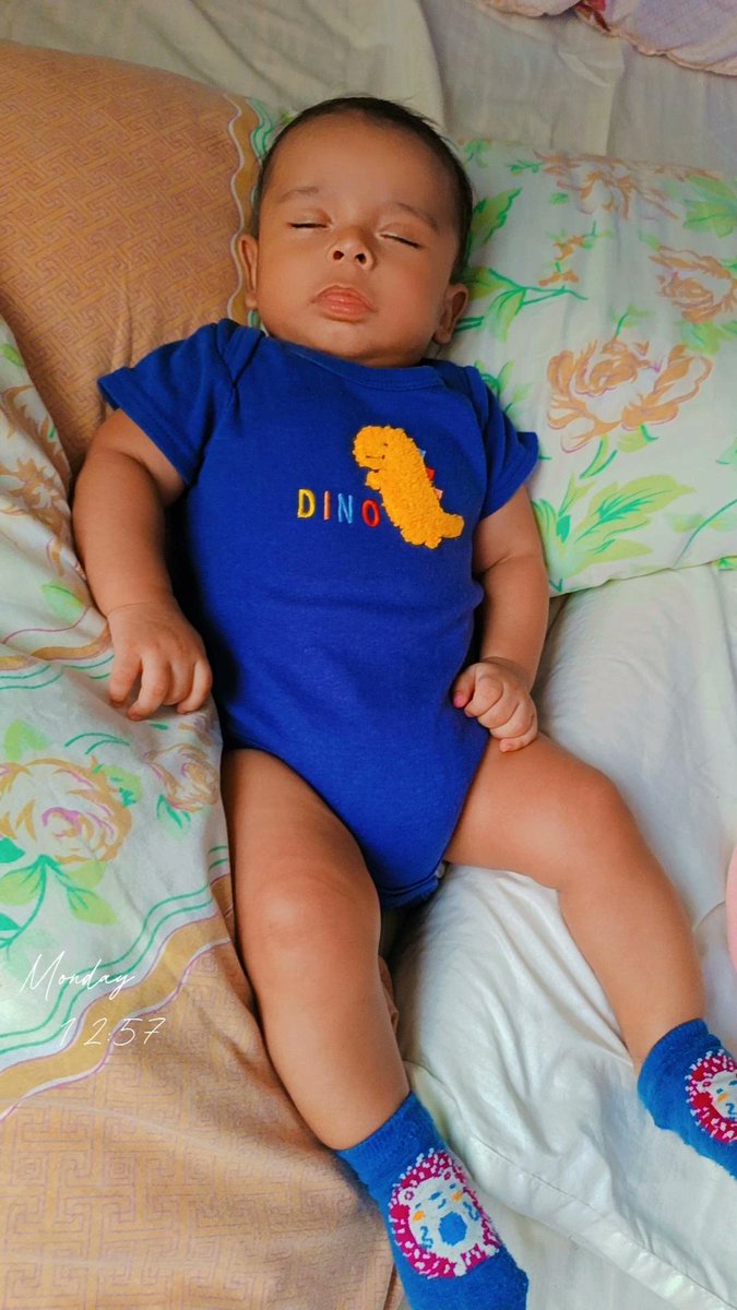 Majotafi's tweet photo. A las mamás deberian darnos l el periodo de maternidad de 6 meses así no dejamos a nuestros bebés tan chiquitos, hoy su primera siesta fue sin el seno de la mamita💔 porque ya se le va a trabajar mañana 🥹 https://t.co/hA8qUGNUAz