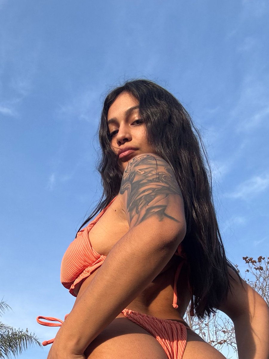lowkeybaddii's tweet photo. @softgirlmo can you handle my huge buns if i sit on your face? 😋 https://t.co/lQJpUUEPsr