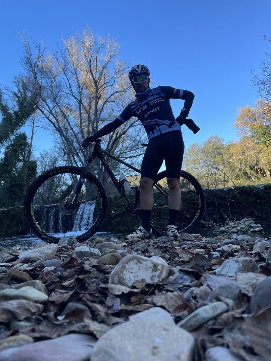 vitorinorunning's tweet photo. Lunes de descanso
1 hora de postureo BTT
20 kms
patas tiesas de ayer https://t.co/tHsfYdyyyH