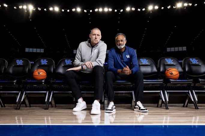 There’s only one school with its MBB and WBB teams in the Top 12 of the AP Poll:

Kentucky.