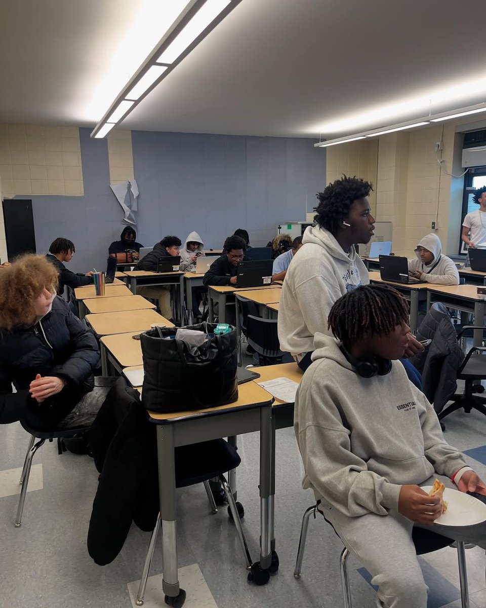 PeerForward's tweet image. Happy Monday! Today we want to give a special shout out to our PeerForward team from Eagle Academy for Young Men of Staten Island for hosting an FSA ID event! It’s great to see our students hyping up their peers. 👏 

#peerforward #peerleaders #fsaid #fafsa #teamspotlight