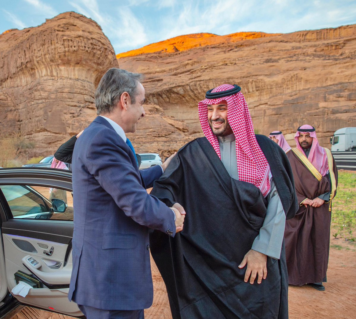 Badermasaker's tweet photo. سمو #ولي_العهد يستقبل في المخيم الشتوي في #العلا دولة رئيس الوزراء في الجمهورية الهيلينية "اليونان".
#رئيس_وزراء_اليونان_في_العلا https://t.co/o6WPFReGLa