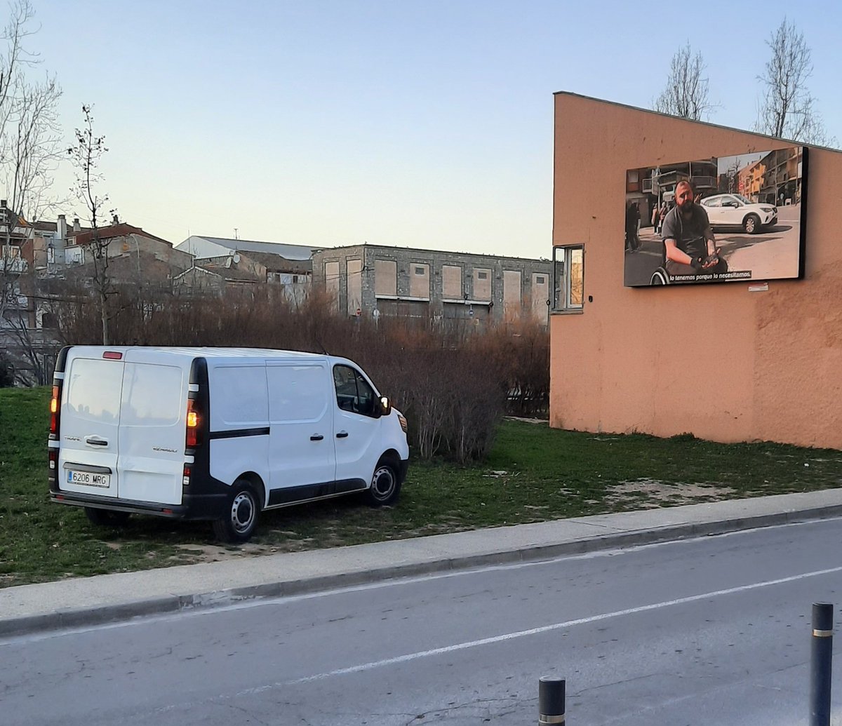 mobilitatrubi's tweet photo. Molt fan d'aparcar just sota l'anunci de les voreres per a les persones (i al costat d'un 🅿️ gratuït de 400 places)

#AreaVerda
#MultesPedagogiques
#Cochirulo
#Rubicity
#PoesiaUrbana https://t.co/7LJFwXU2uu
