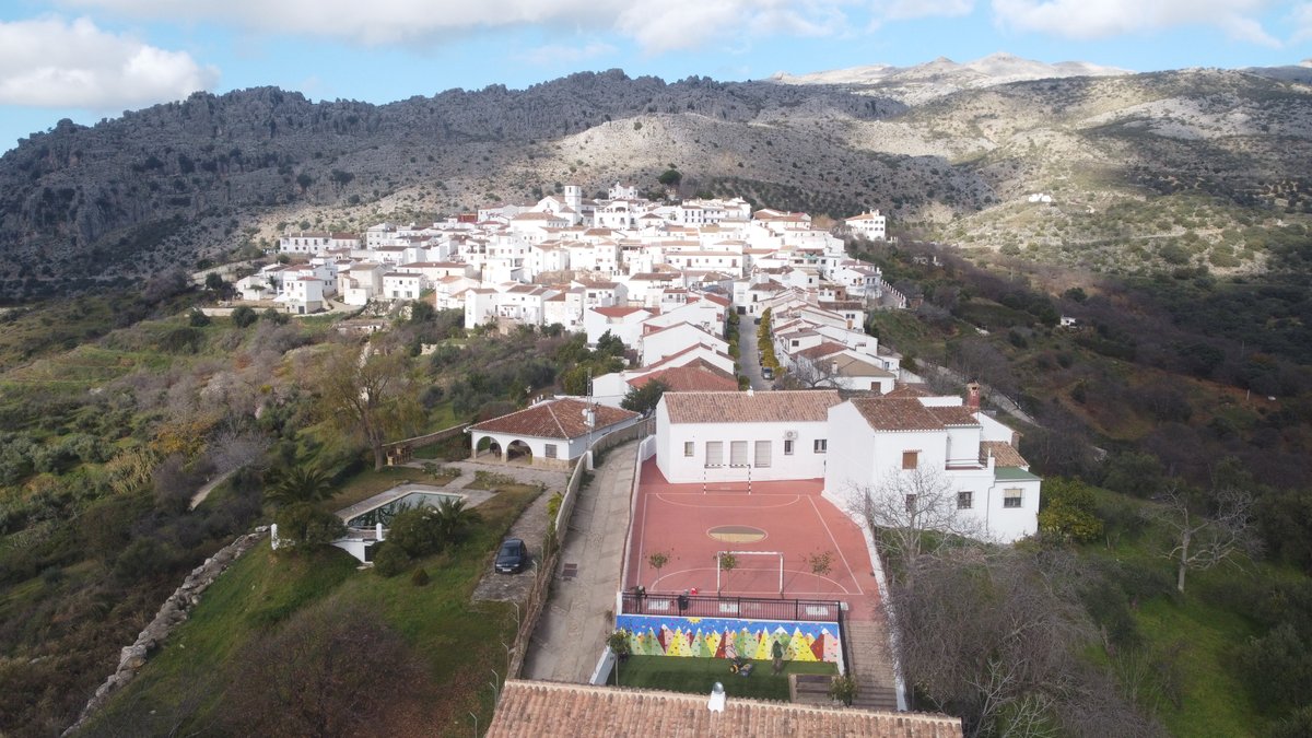 AltoGenal's tweet photo. El Ayuntamiento de @Cartajima se encuentra a punto de finalizar el proyecto de acondicionamiento y mejora de las instalaciones del #colegio  Público #rural  #AltoGenal del municipio.
#serranaideRonda #ValledelGenal #ninos https://t.co/RIUqrPPGfH