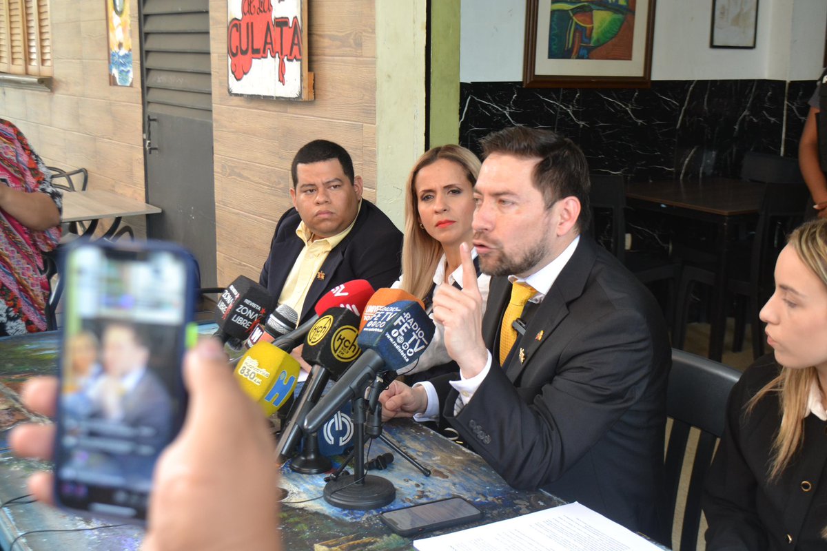 ¡Basta de atropellos de los socialistas del siglo XXI! En rueda de prensa lanzamos el Plan Familia: cuna de valores. No daremos ni 1 milímetro a la agenda 2030 de Lula, Chávez, Correa y Noboa, que hoy promueven la transición transexual en niños a través de protocolos del