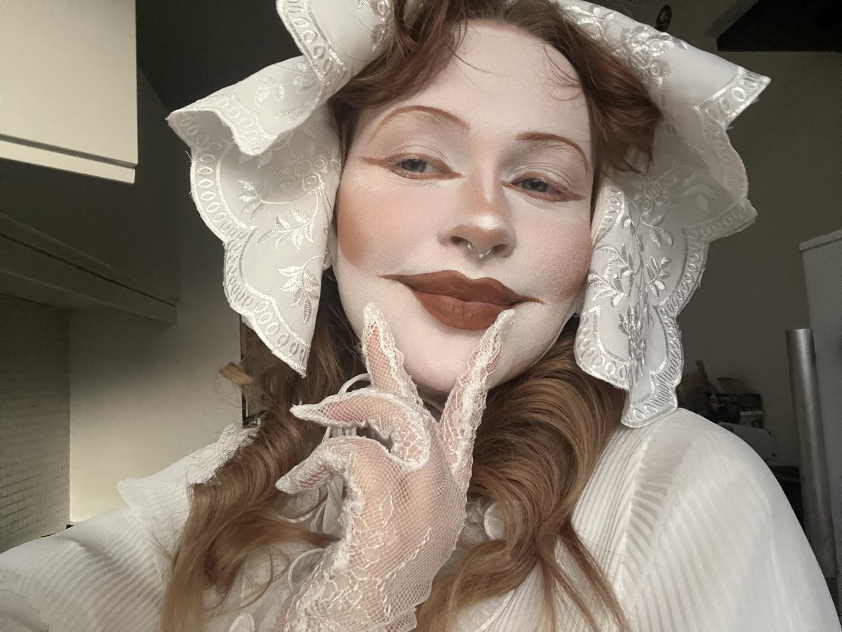 aliceflash_'s tweet photo. похуй совершенно + плясала на иголочке + в цирке выступала с представлением + видела как жонглер кружил гандонами https://t.co/GJbapGiHP4