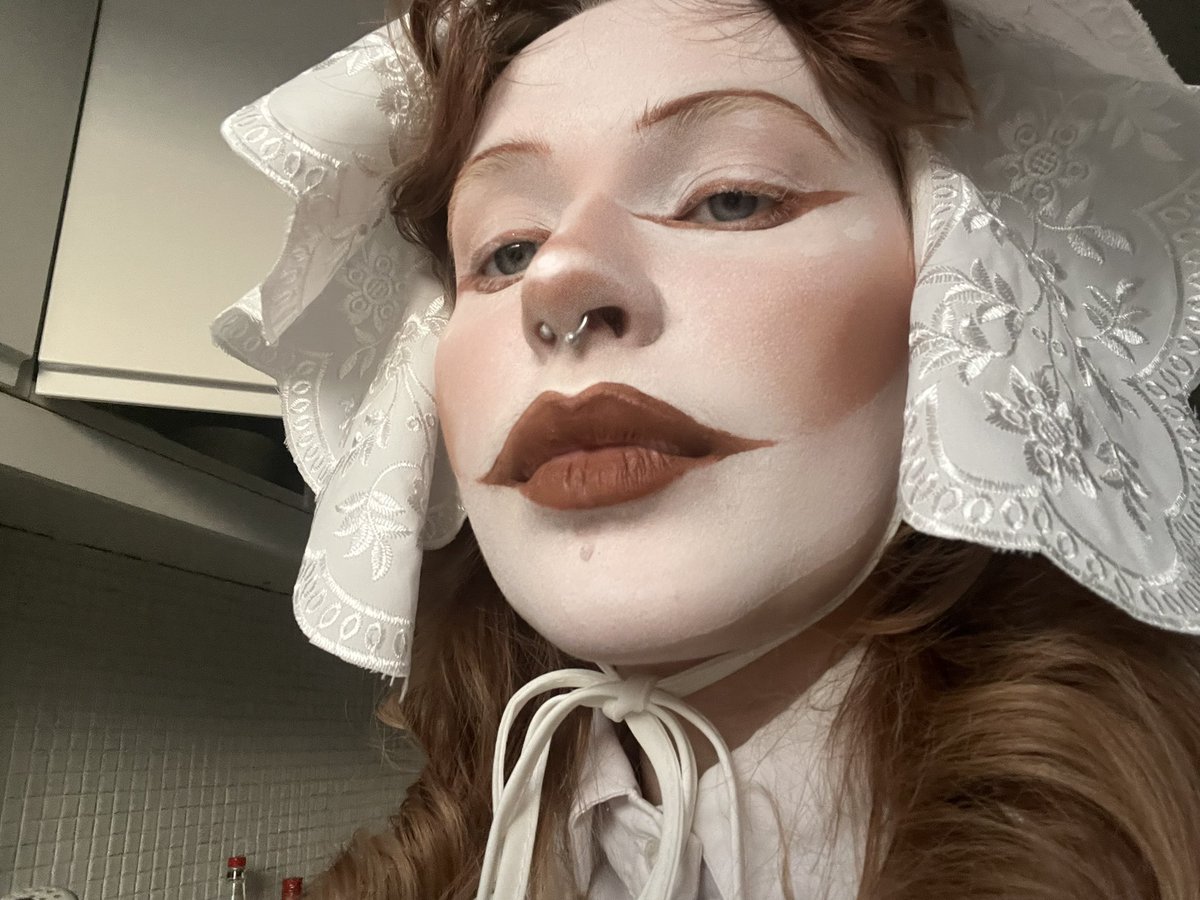 aliceflash_'s tweet photo. похуй совершенно + плясала на иголочке + в цирке выступала с представлением + видела как жонглер кружил гандонами https://t.co/GJbapGiHP4