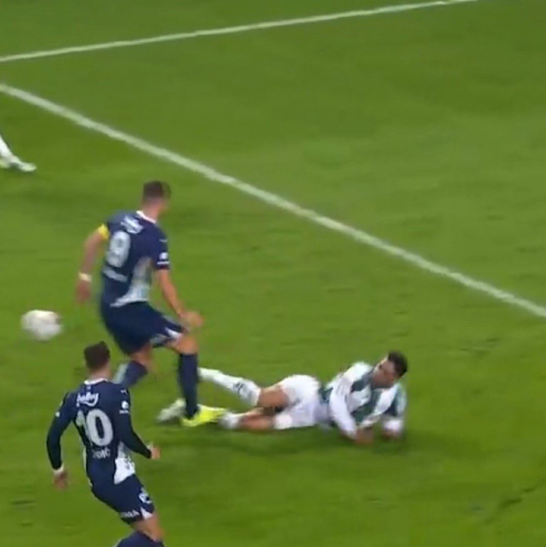 Bu pozisyonda Konyasporlu futbolcunun ayağı kopmadığı için kırmızı kart görmedi..