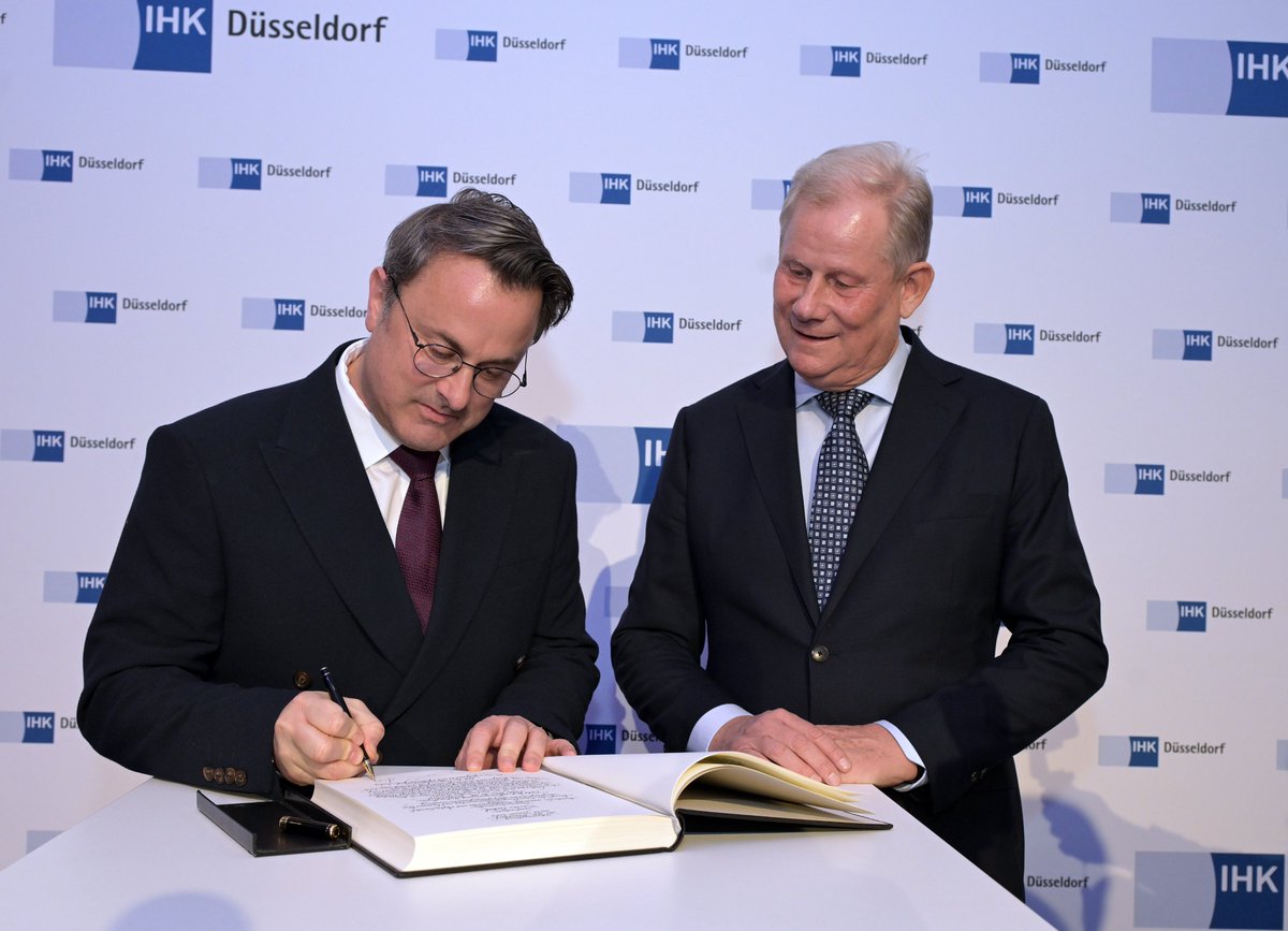 Wir begrüßen zum jährlichen Jahresempfang &amp; rücken durch unseren Keynote-Speaker Xavier Bettel, Außenminister &amp; Vize-Premierminister des Großherzogtums Luxemburg, die Europapolitik in den Mittelpunkt.

IHK-Präsident Andreas Schmitz begrüßt Xavier Bettel🤝

Foto: Wilfried Meyer