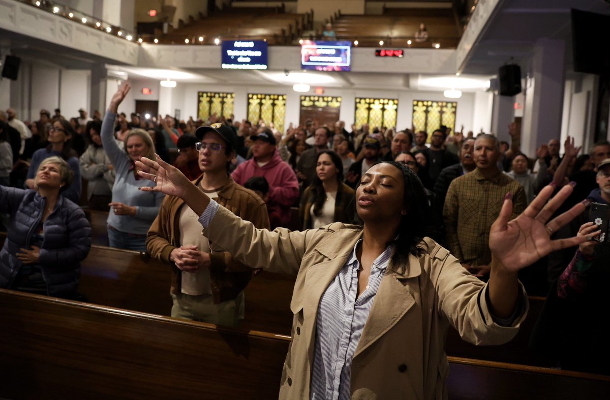 MorTrev's tweet photo. Community members from Altadena, Pasadena and the surrounding cities prayed together for people impacted by the #EatonFire at Vintage Church in Pasadena on Sunday, Jan. 12, 2025. (Photos by Trevor Stamp, Contributing Photographer for @PasStarNews ) https://t.co/RJjB6RBYAR
