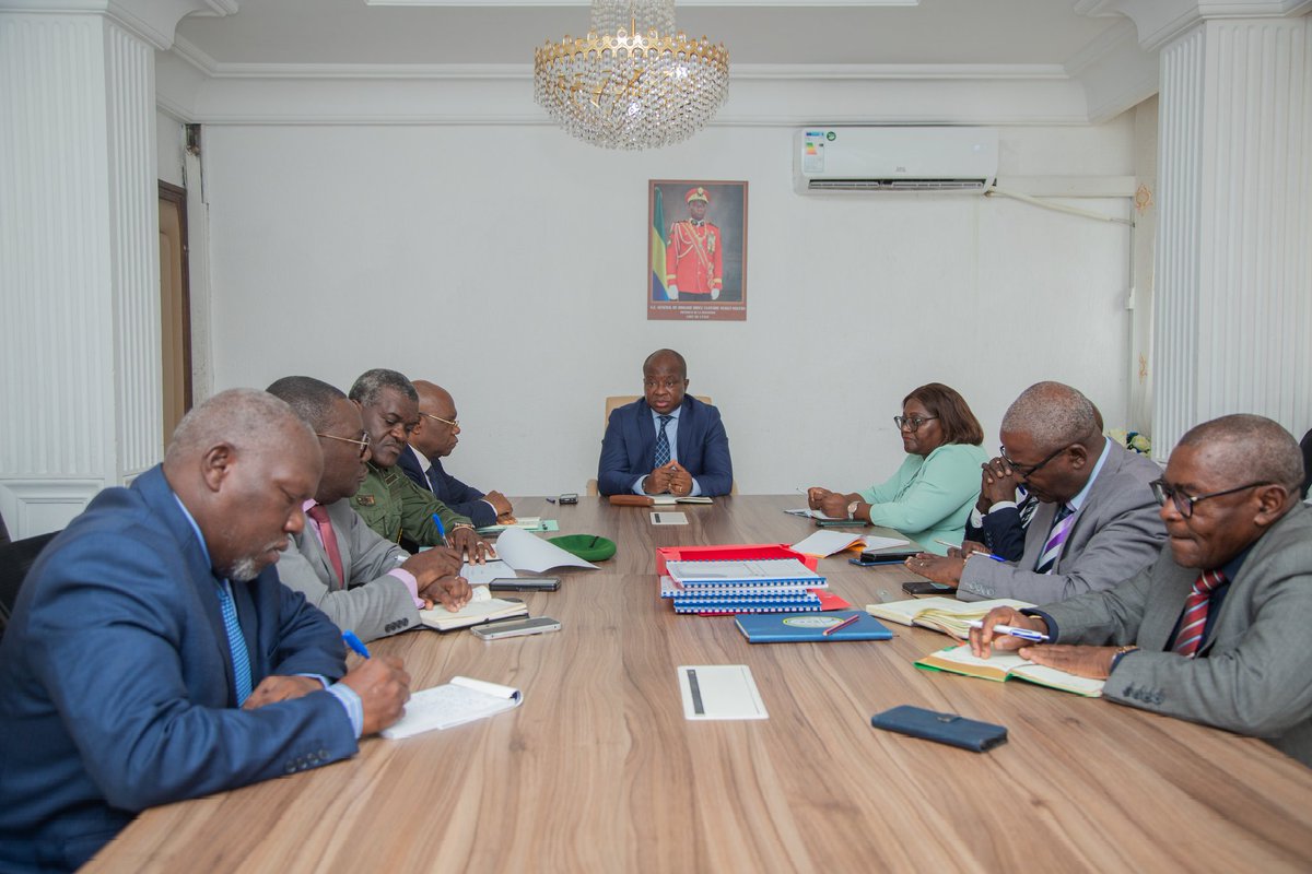 Ce lundi 13 janv, le Min, le Pr <a href="/PrherveNDOUME/">Pr. Hervé NDOUME ESSINGONE</a> a présidé une séance de travail.

Cette rencontre a eu pour objectif de faire le point sur l’avancement des travaux de construction et de réhabilitation des infrastructures relatives à la Vie Sociale de l'Etudiant au sein de l'UOB.