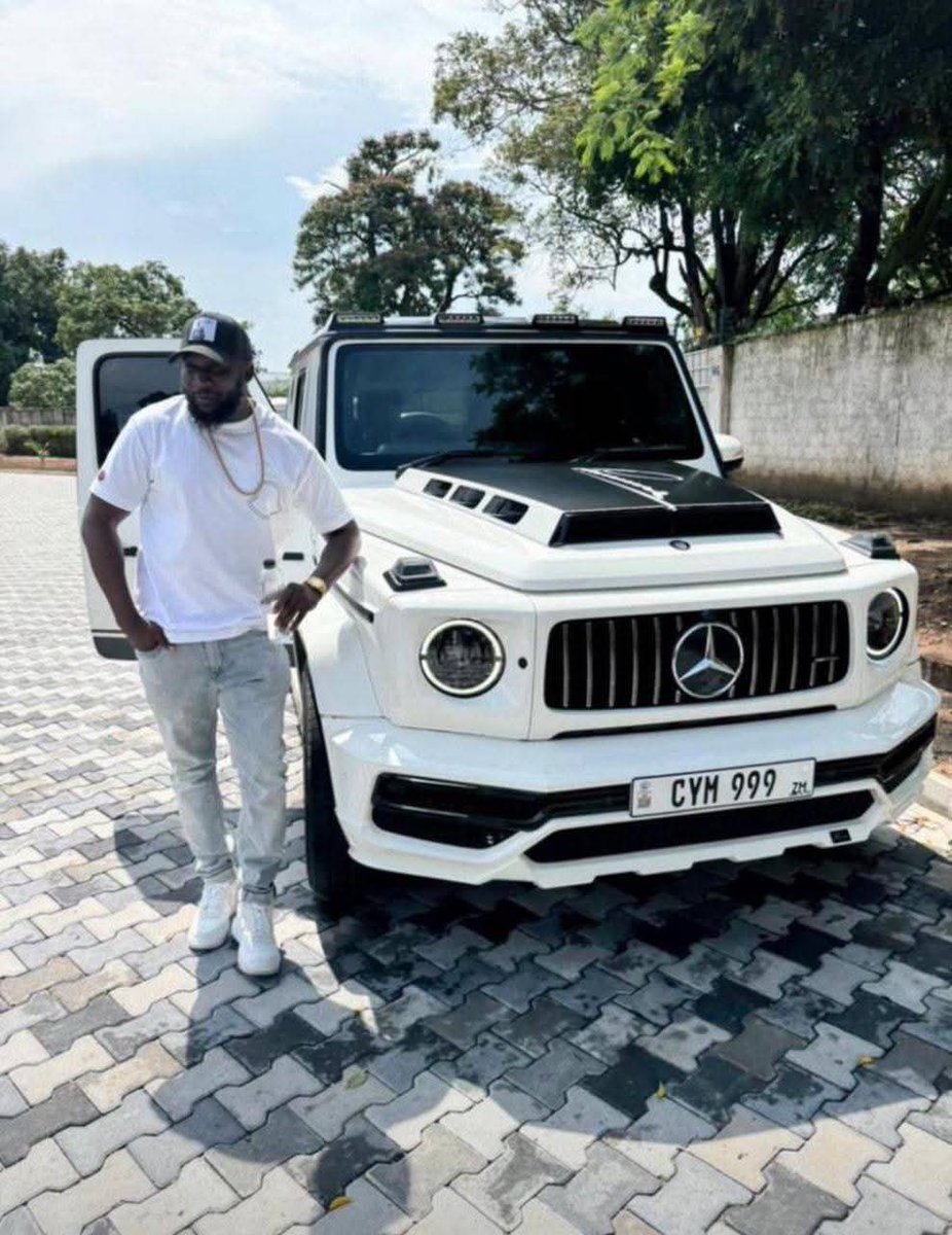 kuxthedon's tweet photo. Uyo kopala commander simmy with his new Gwagon.iwe with your tuma distinctions getting 6pin salary using a flash bus to get to work..life no balance😂 https://t.co/7RhFoZ6l7C