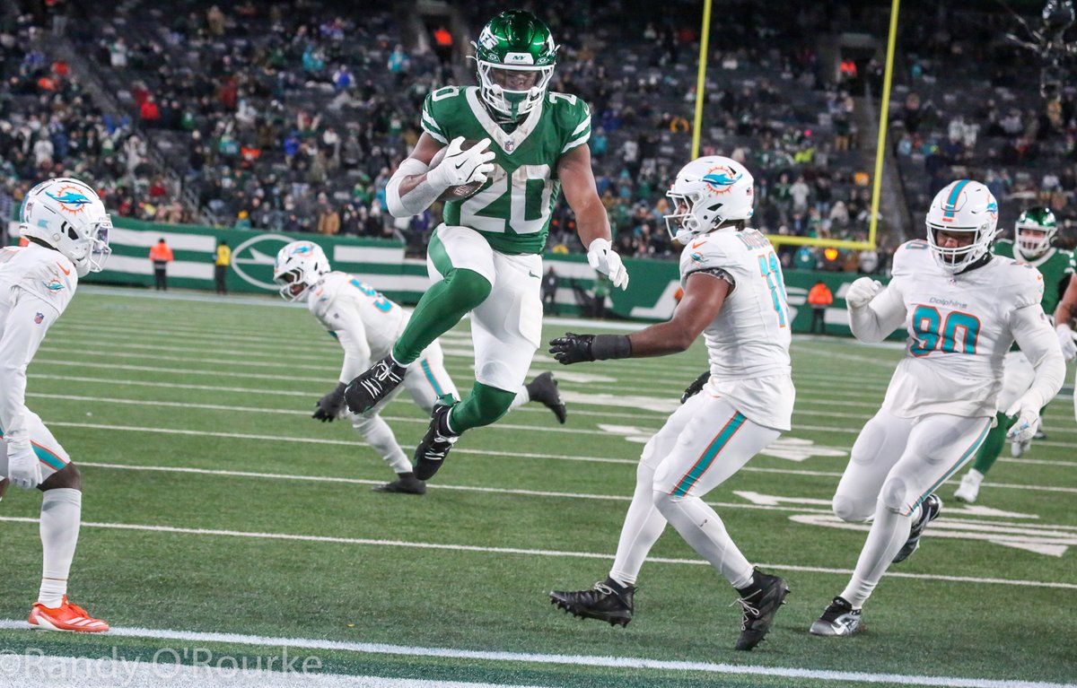 The Jets got the touchdowns &amp; Randy O'Rourke Photography got the snaps with the help of our Convertible Mittens!
Our mitts make it easy to take photos by allowing you to free your fingers 🥶
Photo Cred 📸: Randy O'Rourke Photography