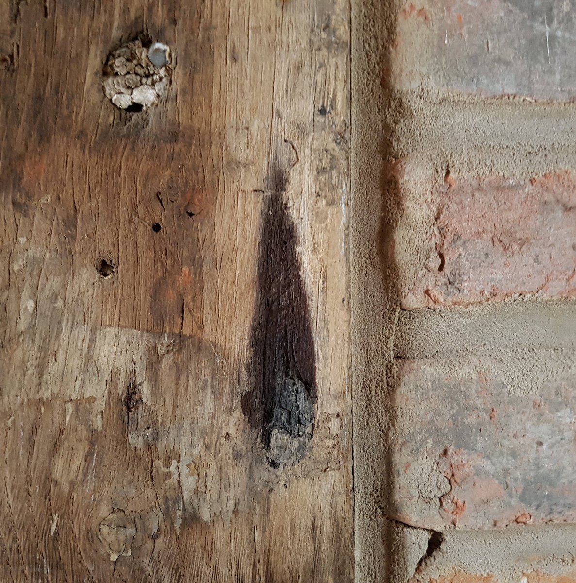 Looking forward to speaking <a href="/TheWorldofGlass/">TheWorldofGlass</a> in St Helens tomorrow as part of a Mythbusting book tour event organised by <a href="/stelingard/">Ste Lingard</a> Part of the talk will look at burn marks... often assumed to be accidental but now thought to ward off evil

Tickets:
eventbrite.co.uk/e/historic-bui…