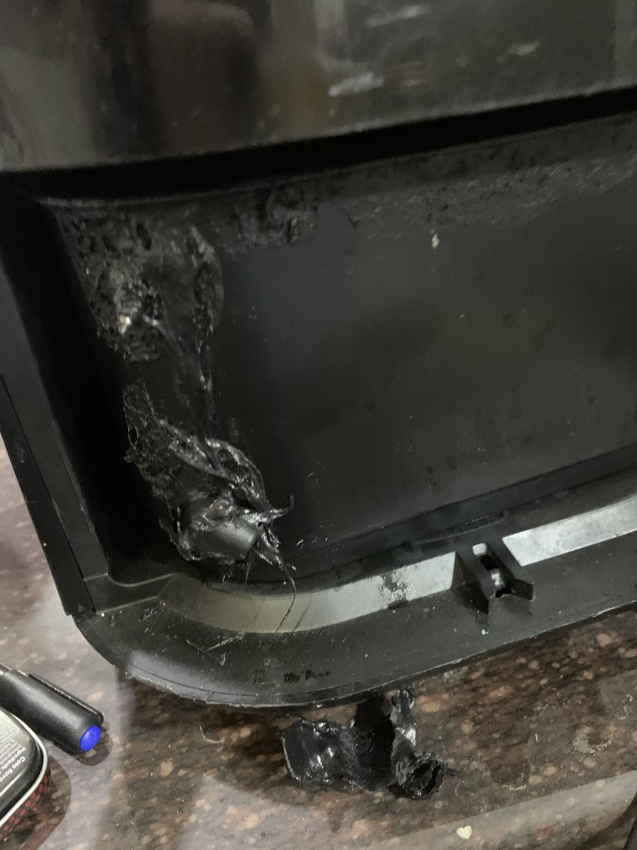 assiezzvous's tweet photo. This in my Wonderchef Air fryer who’s drawer handle melted off during a 10 min air fry. I have only used this for the 5th or 5th time. I called the customer service but there is no technician at my place since a week and no one’s answering my calls at this point @wonderchef https://t.co/XtHSzaaZ1K