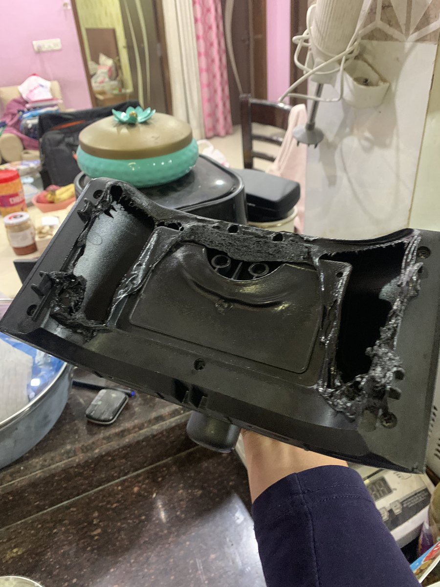 assiezzvous's tweet photo. This in my Wonderchef Air fryer who’s drawer handle melted off during a 10 min air fry. I have only used this for the 5th or 5th time. I called the customer service but there is no technician at my place since a week and no one’s answering my calls at this point @wonderchef https://t.co/XtHSzaaZ1K