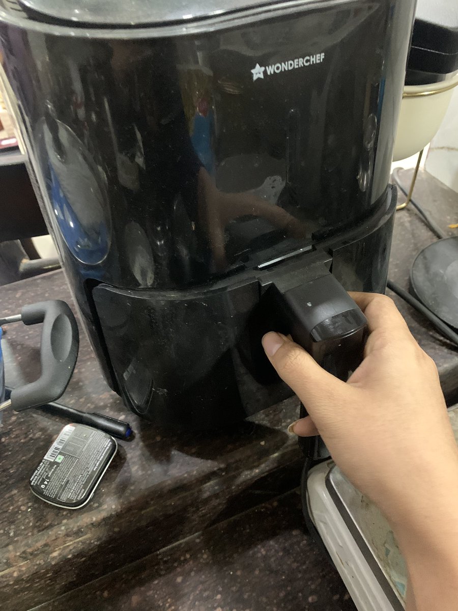 assiezzvous's tweet photo. This in my Wonderchef Air fryer who’s drawer handle melted off during a 10 min air fry. I have only used this for the 5th or 5th time. I called the customer service but there is no technician at my place since a week and no one’s answering my calls at this point @wonderchef https://t.co/XtHSzaaZ1K