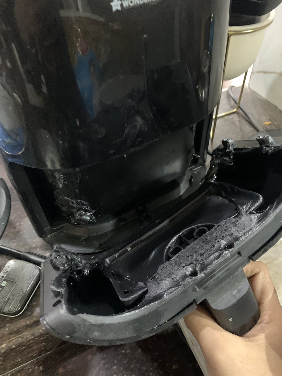 assiezzvous's tweet photo. This in my Wonderchef Air fryer who’s drawer handle melted off during a 10 min air fry. I have only used this for the 5th or 5th time. I called the customer service but there is no technician at my place since a week and no one’s answering my calls at this point @wonderchef https://t.co/XtHSzaaZ1K