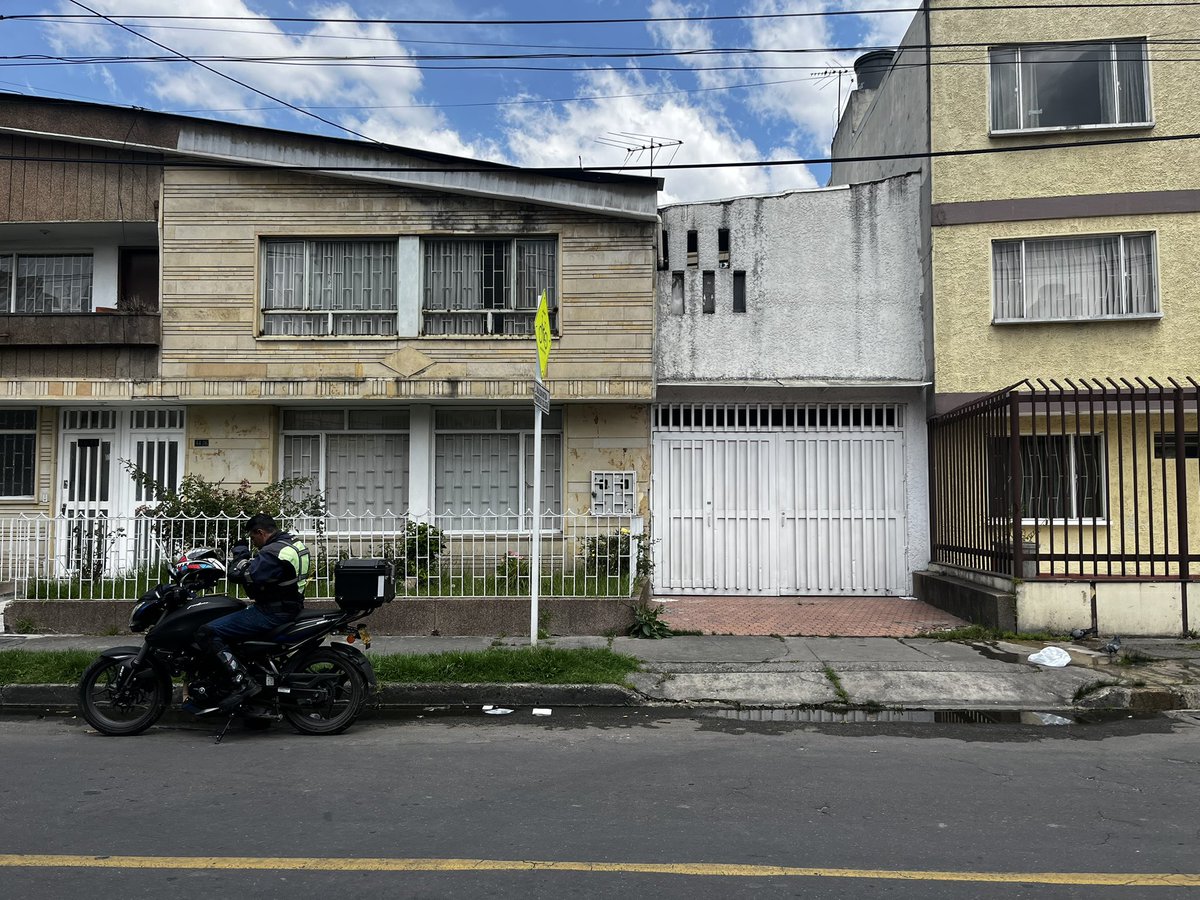 angiemvc's tweet photo. @AcueductoBogota por favor ayúdennos con esta fuga en un predio.  Calle 22 A # 44A- 26, lleva más de 15 días brotando agua del piso. https://t.co/fzxxp5LUDJ