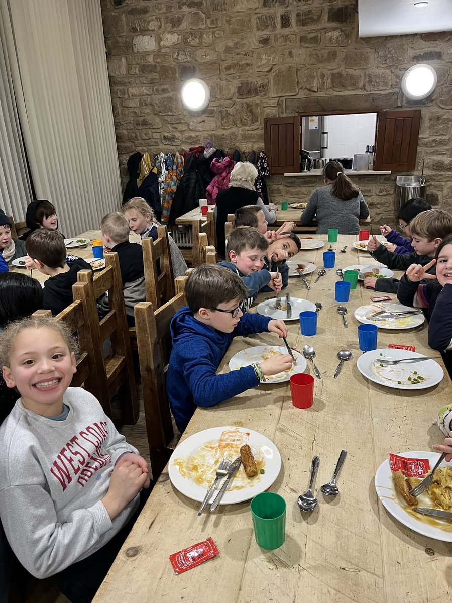 MsKoerbersClass's tweet photo. Lots of clean plates this evening! The children have enjoyed warming up with some delicious food after being out in the snow all afternoon! https://t.co/m8DgUHSied