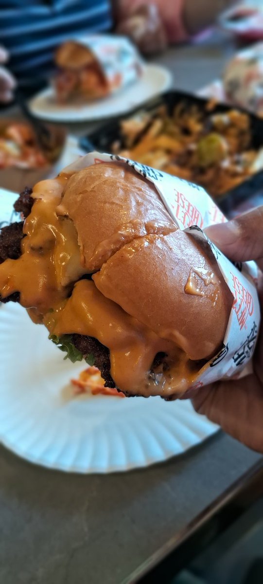 imranSa11984161's tweet photo. MEET THE CHEESE, AJMAN : I tried two burgers (chicken and beef), and the portions were huge. I particularly enjoyed the beef burger. Overall, the burgers were good, but it's worth noting that if you don't like cheese! #MeetTheCheese #CheeseBurger #Cheezy #DudeJunkie #Ajman #UAE🇦🇪 https://t.co/n8sr6ydMYU