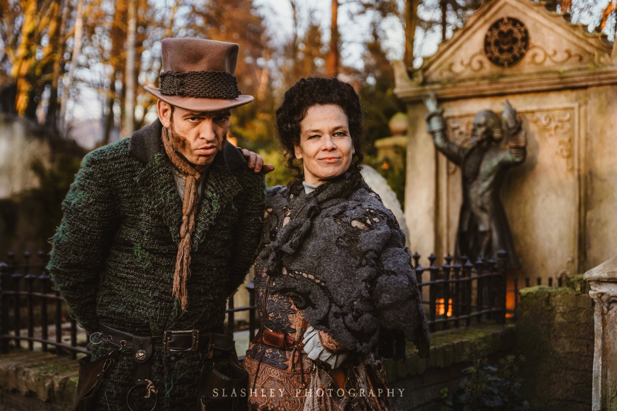 "Daar vonden wij, op een plaquette, een zeer bekende naam.." 🐈‍⬛🎻

#Efteling #Charlatan #DanseMacabre