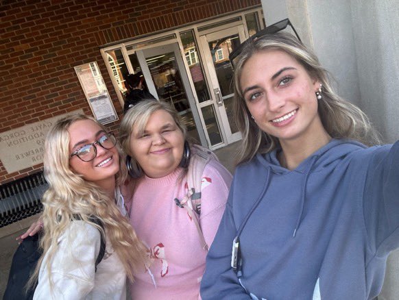 Two sweet girls stopped me outside of class for a picture. Did i mention how much i love Alabama? 🫶