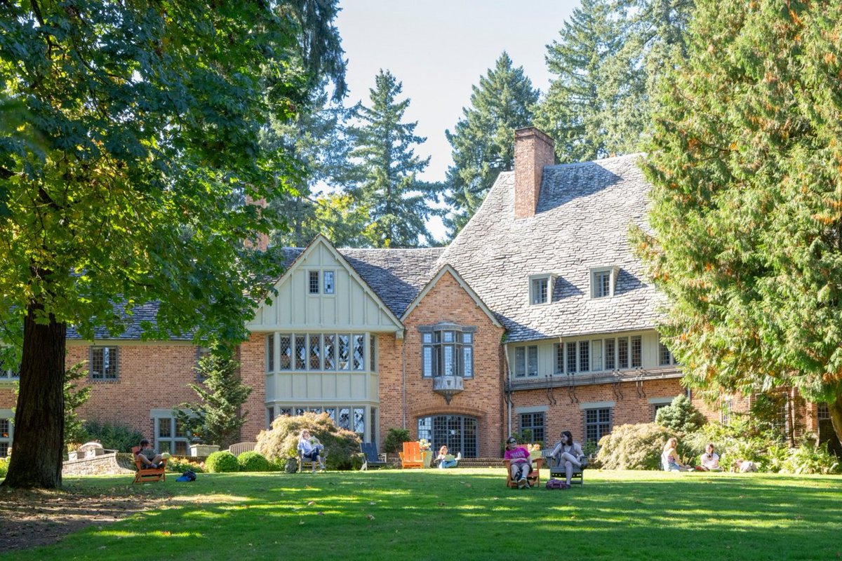 lewisandclark's tweet photo. Reminder! 📢 Our regular decision application deadline is this Wednesday, January 15. 

Get those applications in—we're so excited to get to know our incoming class. 😍 https://t.co/7GEbQZ4E0g