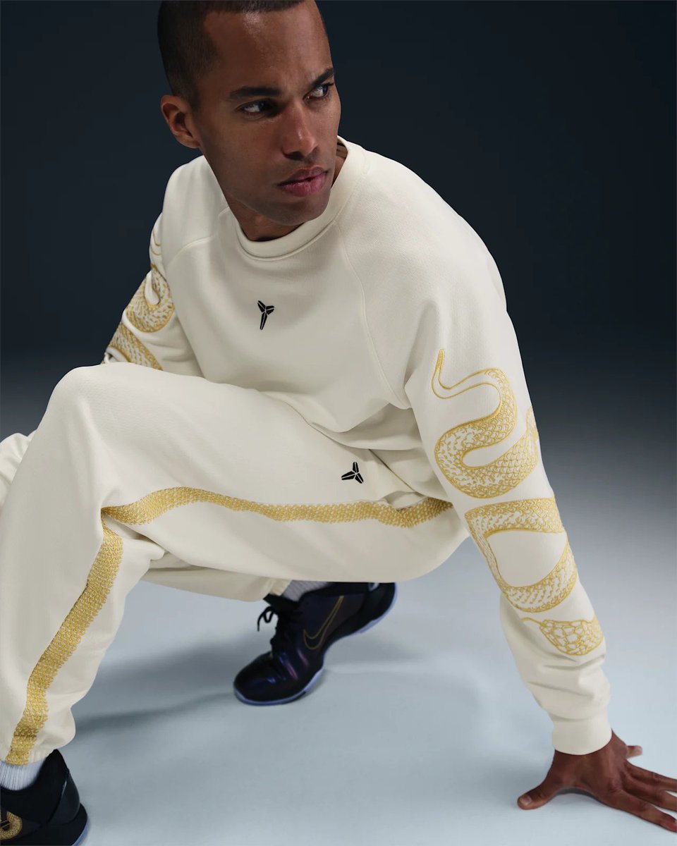 SOLELINKS's tweet photo. Ad: Kobe "Year of Mamba" Therma-FIT Basketball Crew-Neck Sweatshirt dropped today on Foot Locker => https://t.co/JdtREtfI2L 

sold out on SNKRS https://t.co/bcSkUwbLmf