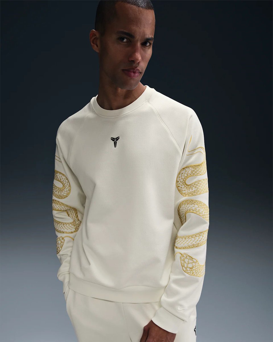 SOLELINKS's tweet photo. Ad: Kobe "Year of Mamba" Therma-FIT Basketball Crew-Neck Sweatshirt dropped today on Foot Locker => https://t.co/JdtREtfI2L 

sold out on SNKRS https://t.co/bcSkUwbLmf