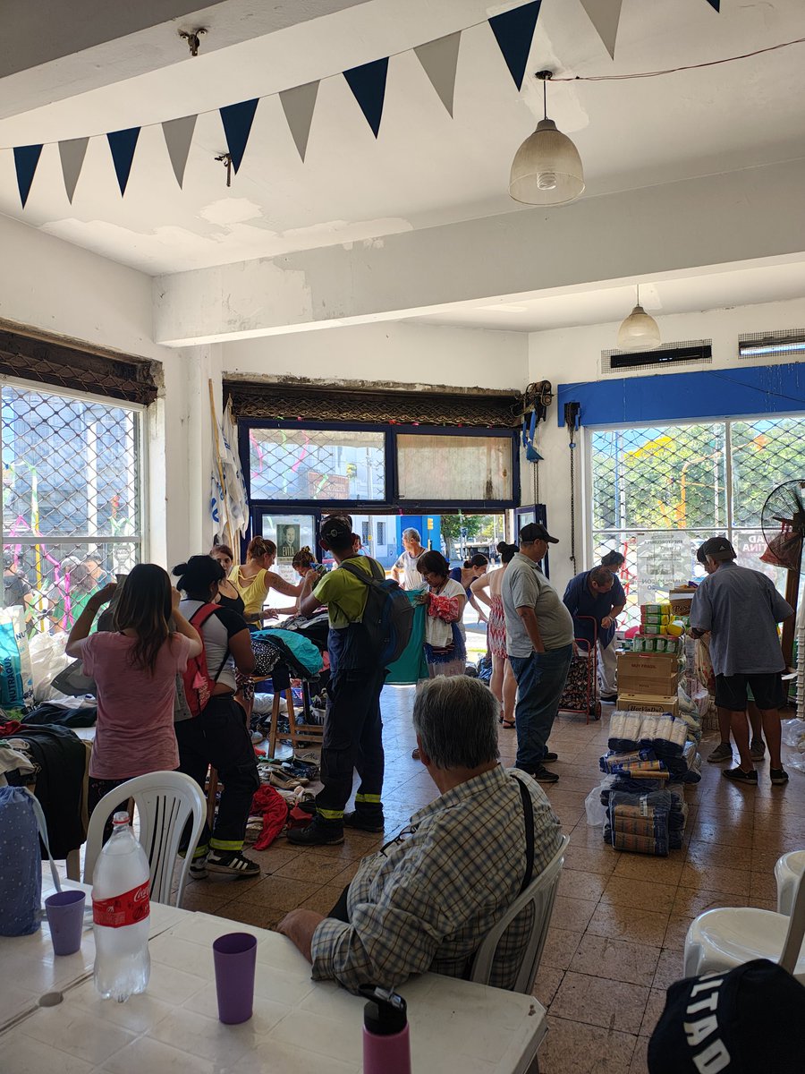 lealtadavell's tweet photo. ENTREGA DE MERCADERÍA EN PIÑEIRO 🫂 

🔹 Recibimos a nuestros vecinos y vecinas en la UB Leales a Kirchner para la jornada de entrega de bolsones y ropero comunitario

Arrancando el año en el territorio: charlando con los vecinos y las vecinas, escuchándolos y acompañándolos 🐧 https://t.co/GVzXip66b5