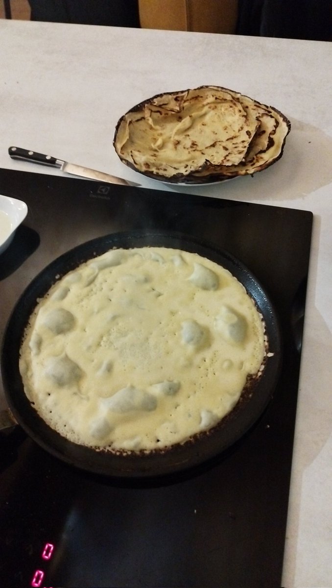 Fennryrr's tweet photo. Aujourd'hui c'est crêpes 
Tu viens manger ? 😉 https://t.co/AoY7EupthP