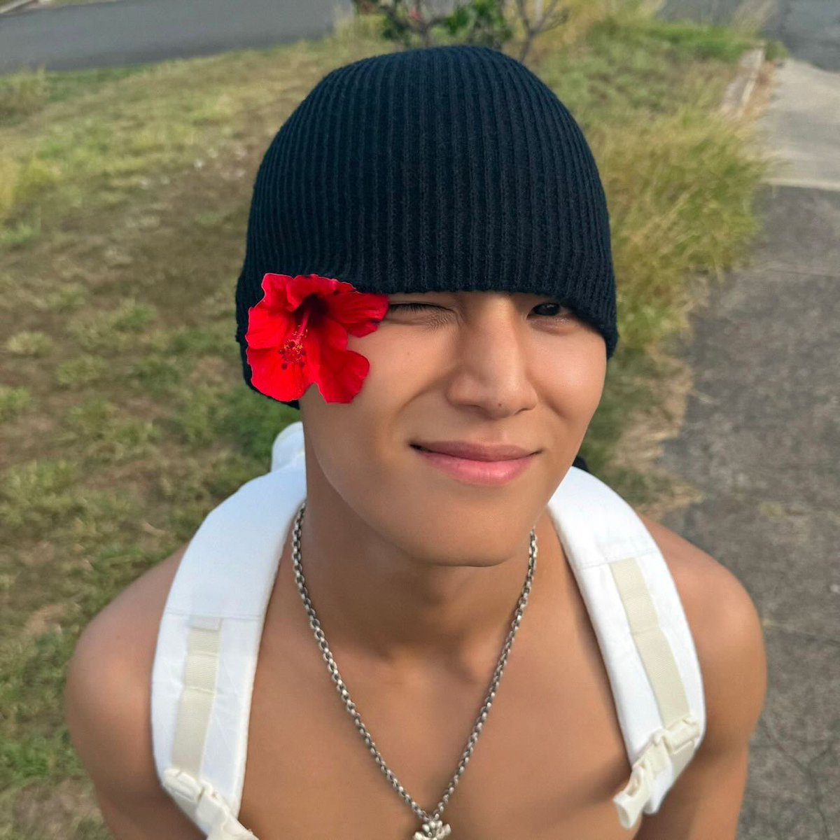 sourkyeom's tweet photo. this is like the most mingyu photo ever it's peak mingyu the most mingyu he's ever been on a hike shirtless big tan muscular shoulders and chest on display but acting like cutie with a flower in his beanie like it doesn't get more mingyu https://t.co/f8aUrq3Gll