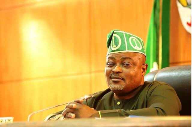 ifesalakooffice's tweet image. Obasa is removed because he dares to challenge Seyi Tinubu is not my business.

My concern is why should a Speaker of a State Assembly have access to N43.5B of state money?

How expensive is the law they are supposed to create for Lagos?

If he is accused of mismanaging a whole…