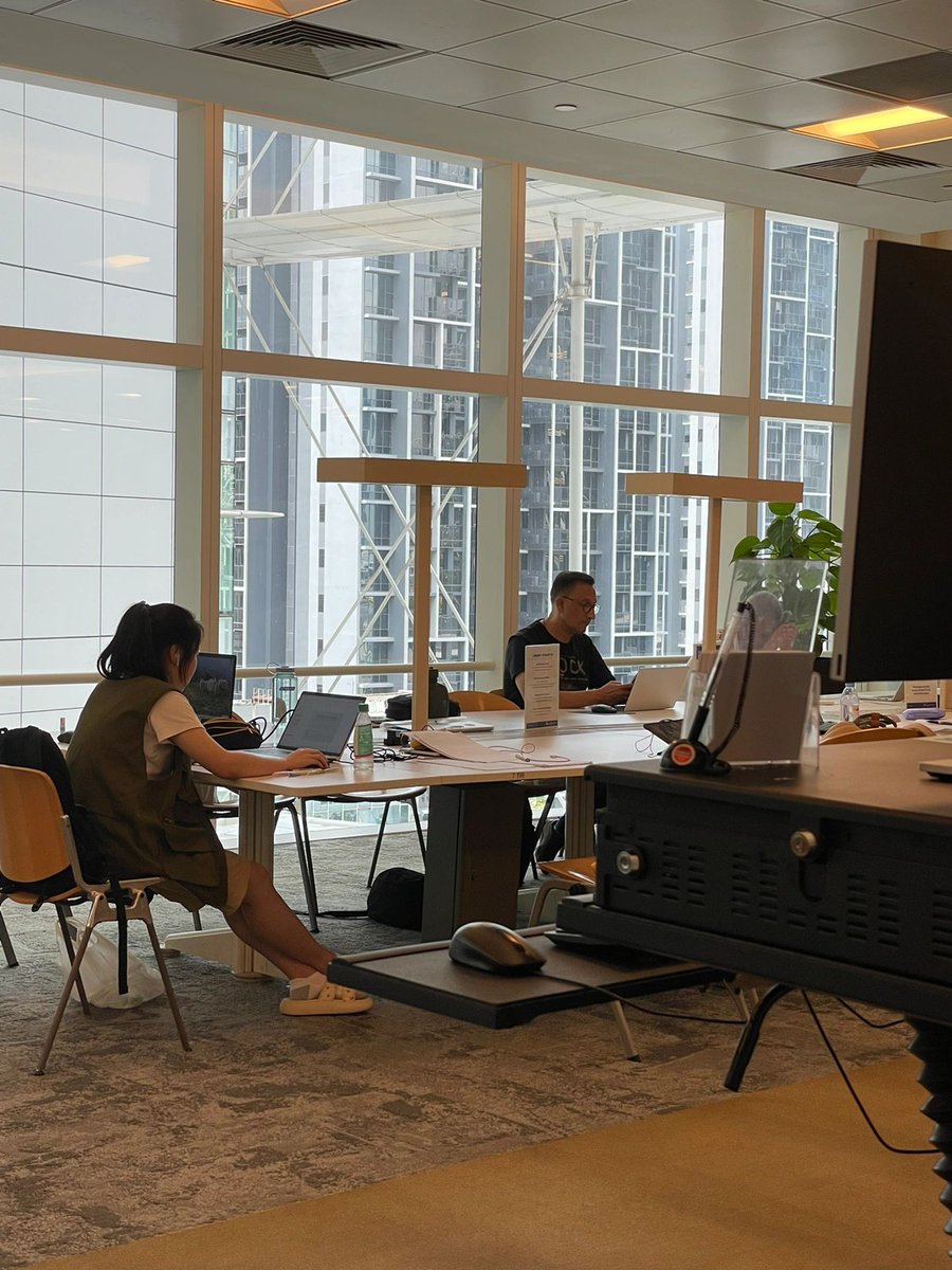 私はおそらくたくさんの知恵の結晶を見て、心の中でどうしても1種のあこがれが湧いてきて、1種の内心と相互作用することができて、本質を保存する楽しみでしょう
☕<e:1>シンガポールには図書館が完備されているので、快適でリラックスできます