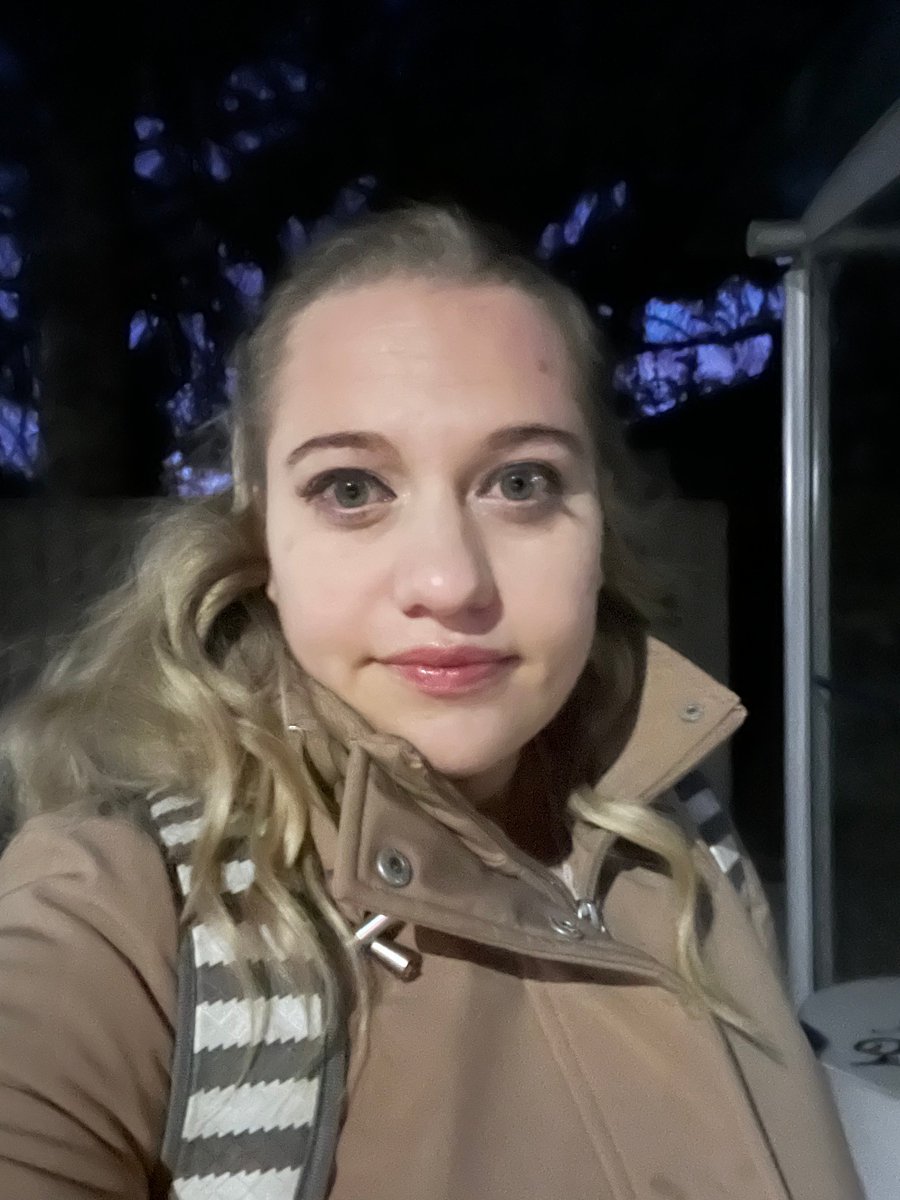 StEfF4055's tweet photo. First day of University wish me luck 🥲📚

#WritingCommunity #mommyreturningtoschool https://t.co/pNMFLqjNyZ