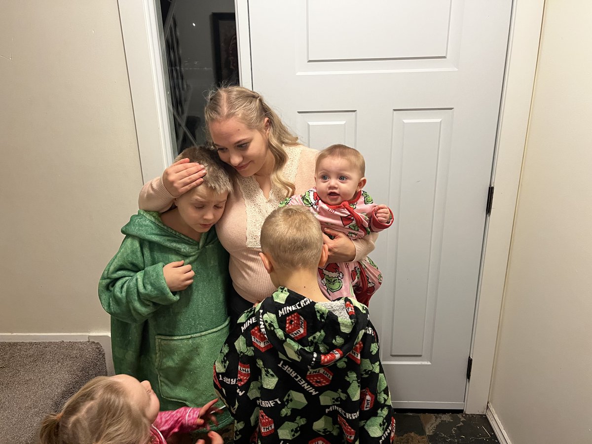 StEfF4055's tweet photo. First day of University wish me luck 🥲📚

#WritingCommunity #mommyreturningtoschool https://t.co/pNMFLqjNyZ