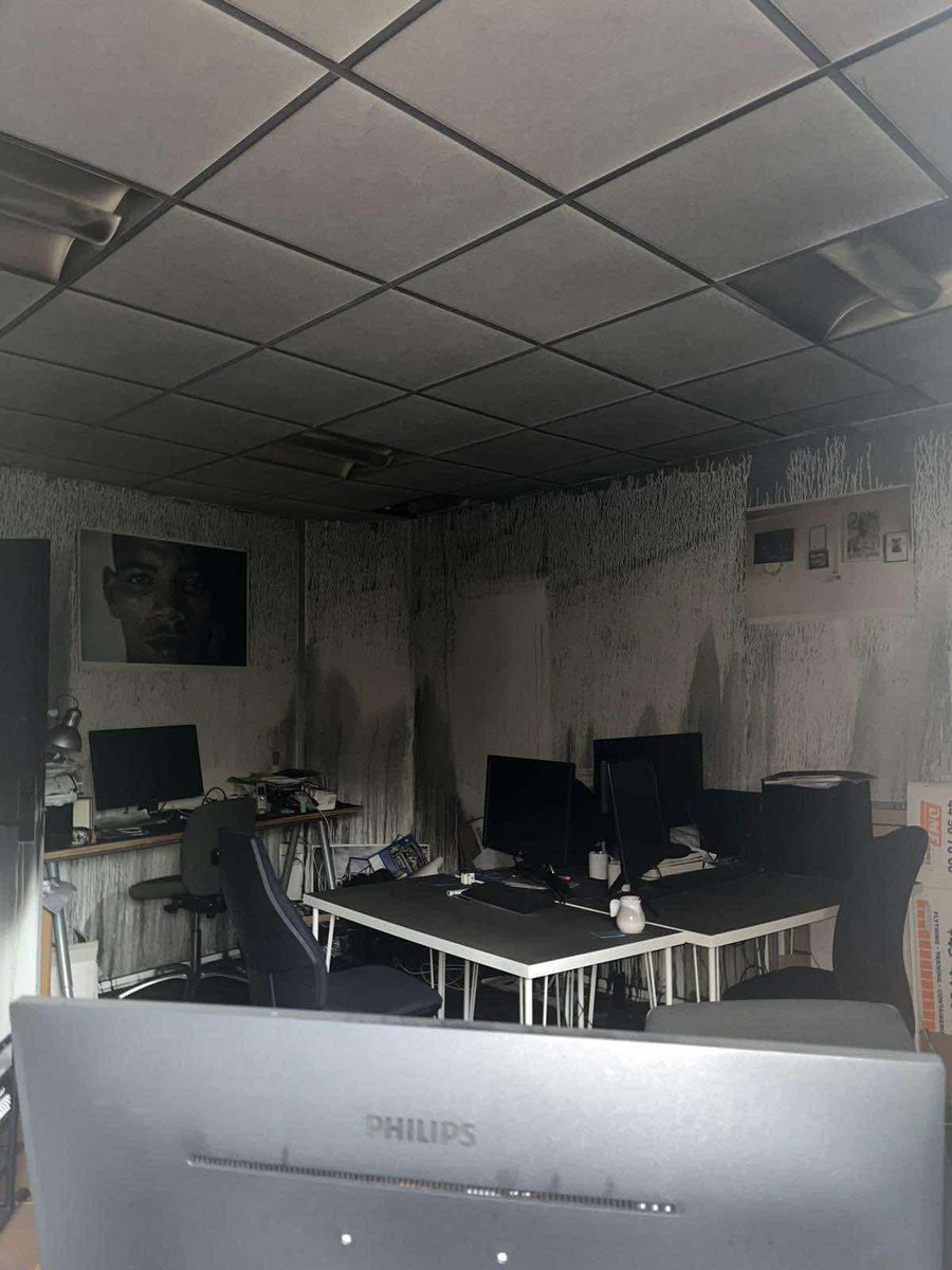 aures_54s's tweet photo. Les services de renseignement marocains ont brûlé et vandalisé les bureaux de l'association danoise Global Aktions (@GlobalAktion) qui soutient la cause sahraoui. Les terroristes marocains ont écrit sur les trottoirs Arrêtez de soutenir le terrorisme, Maroc, Fuck Polisario et Le Sahara appartient au #Maroc!
#Sahara_occidental
