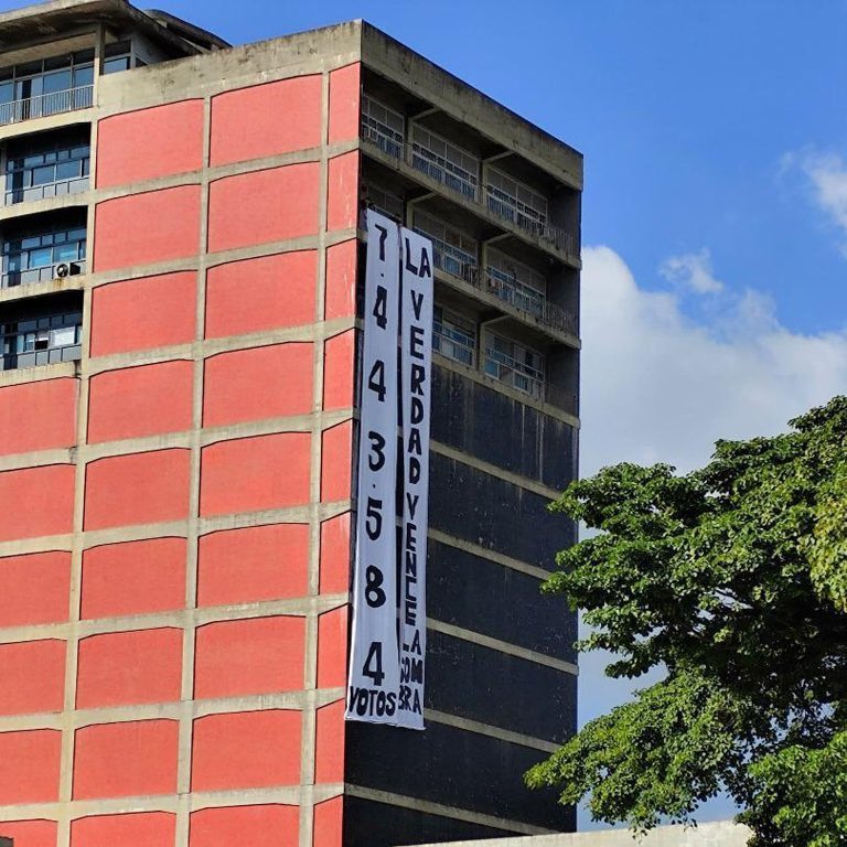 JuanPGuanipa's tweet photo. ¡Grande el Movimiento Estudiantil de la UCV!

La represión no podrá ocultar la verdad.

Los venezolanos decidimos ser libres y no pararemos nuestra lucha hasta conseguirlo.
 
¡Viva Venezuela Libre! https://t.co/6bjlzygFPO