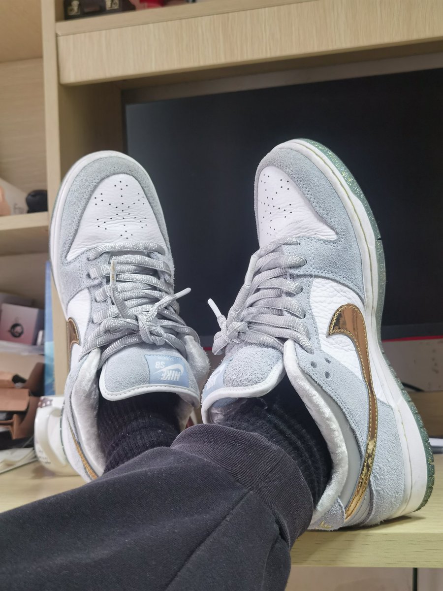 扫楼随记
奇奇怪怪的xp增加了，现在开始喜欢穿着直男的鞋，坐在他的坐位上，然后把脚放在他的桌子上。难道是因为这个姿势更适合仰望了？还是说方便直男欣赏自己鞋子被霸占？